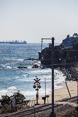 포토 JPG 주간 파도 바다 풍경 해변 사람없음 야외 기찻길 강원도 동해 국내여행 선박 동해시 국내포토 자연요소 여행 수상교통 한국 파일형식