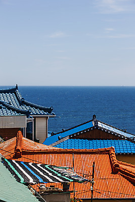 포토 JPG 주간 바다 하늘 지붕 풍경 사람없음 야외 강원도 어촌 동해 국내여행 어촌마을 동해시 국내포토 자연요소 여행 한국 마을 시골 파일형식