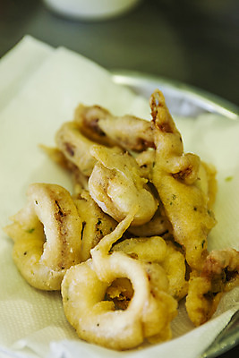 포토 JPG 음식 실내 근접촬영 사람없음 아웃포커스 해산물 강원도 속초 오징어튀김 키친타올 국내포토 뷰포인트 한국 촬영기법 내부 튀김 화장지 파일형식