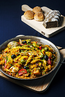 포토 JPG 그릇 음식 검은배경 실내 사람없음 해산물 오징어 나무도마 모닝빵 브라우니 파에야 국내포토 식기 빵 백그라운드 디저트 연체동물 도마 서양음식 내부 목재 검은색 수중동물 파일형식