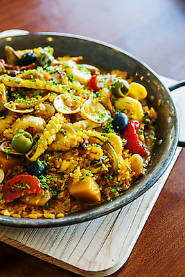 포토 JPG 그릇 음식 실내 근접촬영 사람없음 해산물 오징어 나무도마 파에야 국내포토 식기 뷰포인트 연체동물 도마 서양음식 내부 목재 수중동물 파일형식