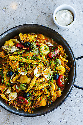 포토 JPG 그릇 음식 실내 사람없음 하이앵글 해산물 오징어 대리석 소스그릇 파에야 국내포토 식기 뷰포인트 재료 연체동물 서양음식 내부 수중동물 파일형식