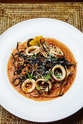 포토 JPG 그릇 음식 파스타 실내 사람없음 해산물 오징어 그릇받침대 해물파스타 국내포토 식기 연체동물 서양음식 내부 수중동물 받침대 파일형식