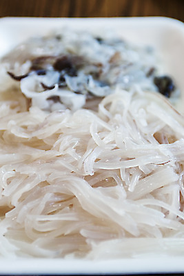 포토 JPG 음식 실내 근접촬영 사람없음 아웃포커스 해산물 오징어 강원도 속초 스티로폼접시 오징어회 국내포토 접시 뷰포인트 연체동물 한국 촬영기법 내부 수중동물 회 파일형식