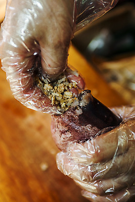 포토 JPG 손 실내 들기 아웃포커스 신체부위 잡기 해산물 오징어 강원도 비닐장갑 속초 오징어순대 국내포토 장갑 모션 연체동물 한국 촬영기법 사람 내부 수중동물 순대 파일형식