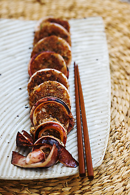 포토 JPG 그릇 음식 실내 사람없음 아웃포커스 해산물 오징어 강원도 나무젓가락 속초 오징어순대 국내포토 식기 젓가락 연체동물 한국 촬영기법 내부 수중동물 순대 파일형식