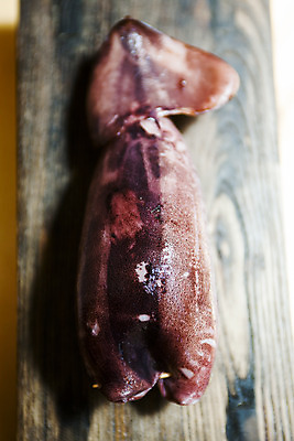 포토 JPG 음식 실내 근접촬영 사람없음 하이앵글 해산물 오징어 강원도 나무받침 속초 오징어순대 국내포토 뷰포인트 연체동물 한국 내부 목재 수중동물 받침대 순대 파일형식