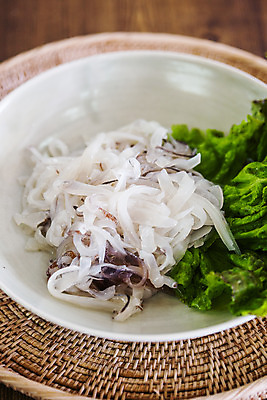 포토 JPG 그릇 음식 실내 근접촬영 사람없음 소쿠리 해산물 오징어 강원도 속초 오징어회 국내포토 식기 뷰포인트 연체동물 한국 내부 바구니 수중동물 회 파일형식