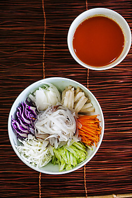 포토 JPG 그릇 음식 실내 사람없음 하이앵글 해산물 오징어 강원도 나무발 물회 속초 오징어회 국내포토 식기 뷰포인트 연체동물 한국 내부 수중동물 회 파일형식