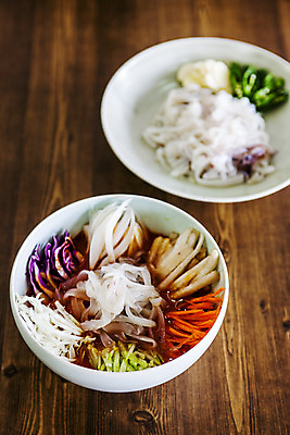 포토 JPG 그릇 음식 식재료 실내 사람없음 아웃포커스 해산물 오징어 강원도 물회 속초 오징어회 나무배경 국내포토 식기 백그라운드 연체동물 한국 촬영기법 내부 수중동물 회 파일형식