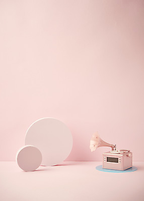 포토 JPG 스튜디오촬영 실내 따뜻함 사람없음 봄 원형 오브젝트 감성 축음기 분홍색배경 국내포토 도형 계절 분홍색 음향기기 백그라운드 컨셉 내부 골동품 파일형식