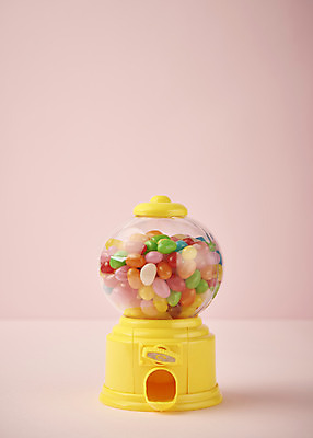포토 JPG 스튜디오촬영 실내 따뜻함 사람없음 장난감 봄 오브젝트 감성 젤리 뽑기머신 분홍색배경 검볼머신 국내포토 계절 분홍색 백그라운드 컨셉 디저트 내부 뽑기 파일형식