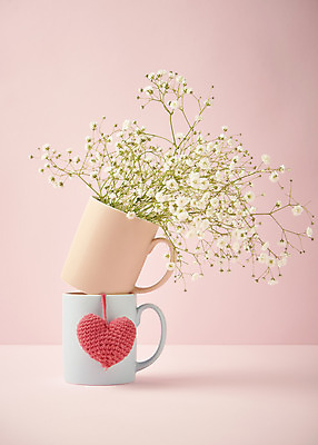 포토 JPG 스튜디오촬영 실내 따뜻함 사람없음 쌓기 봄 머그컵 두개 뜨개질 오브젝트 감성 안개꽃 하트모형 분홍색배경 국내포토 계절 꽃 분홍색 백그라운드 컨셉 2 모션 취미 내부 컵 모형 한해살이풀 파일형식