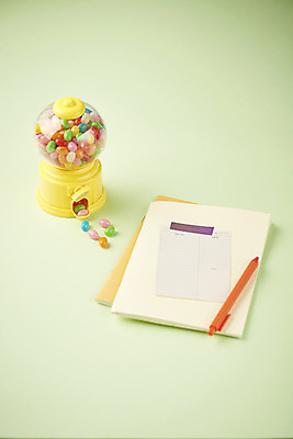 포토 JPG 스튜디오촬영 실내 따뜻함 사람없음 장난감 볼펜 공책 봄 오브젝트 감성 젤리 뽑기머신 초록배경 검볼머신 국내포토 계절 백그라운드 컨셉 문구용품 디저트 내부 초록색 펜 뽑기 파일형식