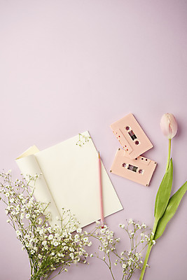 포토 JPG 스튜디오촬영 실내 따뜻함 사람없음 하이앵글 연필 공책 봄 튤립 카세트테이프 오브젝트 감성 안개꽃 보라색배경 플랫레이 국내포토 계절 꽃 뷰포인트 백그라운드 컨셉 문구용품 학용품 내부 필기구 보라색 플랫 한해살이풀 파일형식