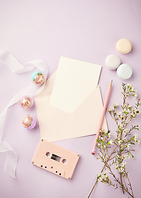 포토 JPG 스튜디오촬영 리본 편지봉투 실내 따뜻함 사람없음 하이앵글 장난감 연필 봄 카세트테이프 편지지 오브젝트 감성 마카롱 꽃가지 보라색배경 뽑기 플랫레이 국내포토 계절 꽃 뷰포인트 백그라운드 컨셉 학용품 디저트 봉투 내부 필기구 보라색 나뭇가지 플랫 편지 파일형식