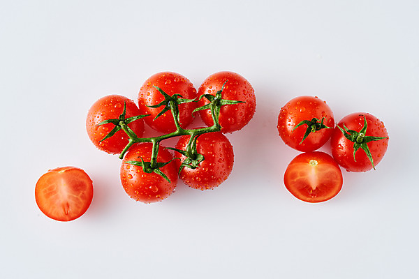 포토 JPG 스튜디오촬영 음식 토마토 채소 식재료 방울토마토 단면 디저트 실내 사람없음 하이앵글 물방울 신선 흰배경 슬라이스 국내포토 뷰포인트 백그라운드 내부 흰색 파일형식