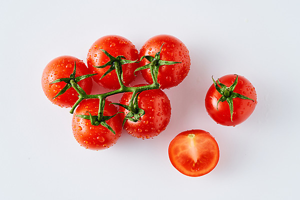 포토 JPG 스튜디오촬영 음식 토마토 채소 식재료 방울토마토 단면 디저트 실내 사람없음 하이앵글 물방울 신선 흰배경 슬라이스 국내포토 뷰포인트 백그라운드 내부 흰색 파일형식