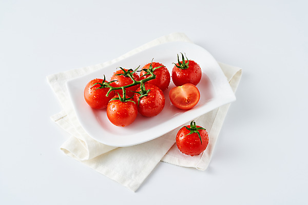 포토 JPG 스튜디오촬영 음식 토마토 채소 식재료 방울토마토 단면 디저트 실내 사람없음 물방울 천 흰배경 슬라이스 국내포토 백그라운드 내부 흰색 직물 파일형식