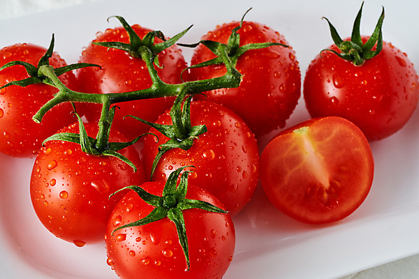 포토 JPG 스튜디오촬영 음식 토마토 채소 식재료 방울토마토 단면 디저트 실내 근접촬영 사람없음 물방울 신선 흰배경 슬라이스 국내포토 뷰포인트 백그라운드 내부 흰색 파일형식