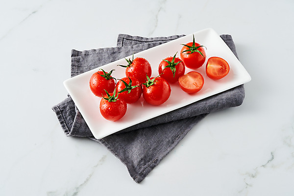 포토 JPG 스튜디오촬영 음식 토마토 채소 식재료 방울토마토 단면 디저트 실내 사람없음 물방울 신선 천 흰배경 슬라이스 국내포토 백그라운드 내부 흰색 직물 파일형식