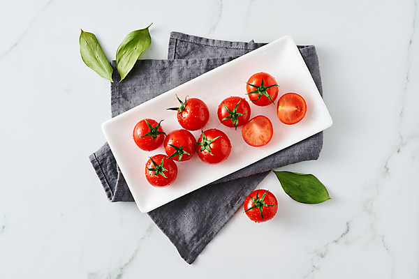 포토 JPG 스튜디오촬영 음식 잎 토마토 채소 식재료 방울토마토 단면 디저트 실내 사람없음 하이앵글 물방울 신선 천 흰배경 슬라이스 플랫레이 국내포토 식물 뷰포인트 백그라운드 내부 흰색 직물 플랫 파일형식