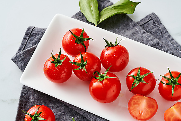 포토 JPG 스튜디오촬영 접시 음식 잎 토마토 채소 식재료 방울토마토 단면 디저트 실내 사람없음 물방울 신선 천 흰배경 슬라이스 국내포토 식물 식기 백그라운드 내부 흰색 직물 파일형식