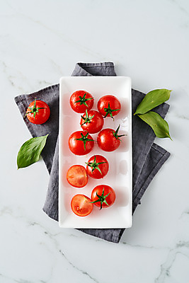 포토 JPG 스튜디오촬영 음식 잎 토마토 채소 식재료 방울토마토 단면 실내 사람없음 하이앵글 신선 천 흰배경 슬라이스 플랫레이 국내포토 식물 뷰포인트 백그라운드 내부 흰색 직물 플랫 파일형식