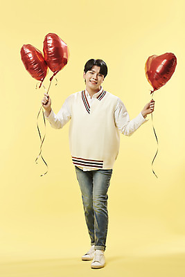포토 JPG 스튜디오촬영 전신 남자 실내 한명 서기 미소 들기 20대 성인 앞모습 귀여움 한국인 하트풍선 노란배경 의료성형뷰티 성인남자한명만 국내포토 1 뷰포인트 백그라운드 컨셉 모션 표정 사람 동양인 청년 내부 노란색 하트 풍선 남자한명만 성인남자만 파일형식