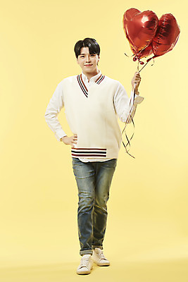 포토 JPG 스튜디오촬영 전신 남자 허리손 실내 한명 서기 미소 들기 20대 성인 앞모습 귀여움 한국인 하트풍선 노란배경 의료성형뷰티 성인남자한명만 국내포토 1 뷰포인트 포즈 백그라운드 컨셉 모션 표정 사람 동양인 청년 내부 노란색 하트 풍선 남자한명만 성인남자만 파일형식