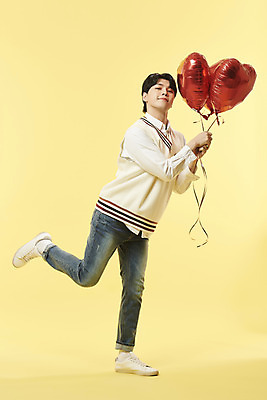 포토 JPG 스튜디오촬영 전신 남자 포즈 실내 한명 서기 들기 20대 성인 앞모습 귀여움 한국인 고개들기 하트풍선 노란배경 다리들기 의료성형뷰티 성인남자한명만 국내포토 1 뷰포인트 백그라운드 컨셉 모션 사람 동양인 청년 내부 노란색 하트 풍선 남자한명만 성인남자만 파일형식