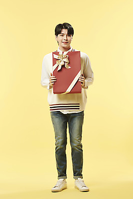 포토 JPG 스튜디오촬영 전신 남자 실내 한명 서기 미소 들기 20대 성인 앞모습 선물상자 한국인 노란배경 의료성형뷰티 성인남자한명만 국내포토 1 뷰포인트 백그라운드 모션 표정 선물 사람 동양인 청년 내부 상자 노란색 남자한명만 성인남자만 파일형식