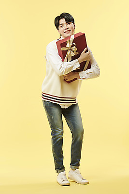 포토 JPG 스튜디오촬영 전신 남자 안기 실내 한명 서기 미소 20대 성인 앞모습 선물상자 한국인 노란배경 의료성형뷰티 성인남자한명만 국내포토 1 뷰포인트 백그라운드 모션 표정 선물 사람 동양인 청년 내부 상자 노란색 남자한명만 성인남자만 파일형식