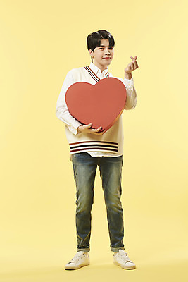 포토 JPG 스튜디오촬영 전신 남자 실내 한명 서기 미소 들기 20대 성인 앞모습 한국인 하트상자 손하트 노란배경 의료성형뷰티 성인남자한명만 국내포토 1 뷰포인트 백그라운드 모션 표정 사람 동양인 손짓 청년 내부 상자 노란색 남자한명만 성인남자만 파일형식