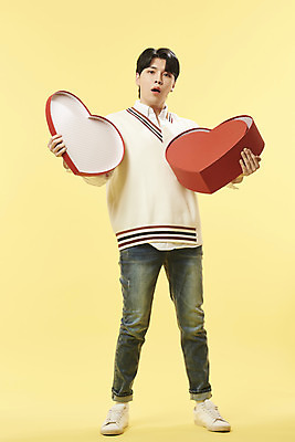 포토 JPG 스튜디오촬영 전신 남자 실내 한명 서기 들기 20대 성인 앞모습 놀람 한국인 오픈 하트상자 노란배경 의료성형뷰티 성인남자한명만 국내포토 1 감정 뷰포인트 백그라운드 모션 표정 사람 동양인 청년 내부 상자 노란색 남자한명만 성인남자만 파일형식