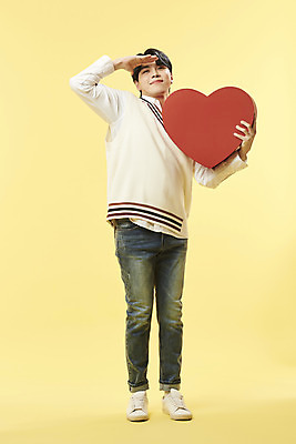 포토 JPG 스튜디오촬영 전신 남자 실내 한명 서기 미소 들기 손짓 20대 성인 앞모습 한국인 하트상자 노란배경 찾기 의료성형뷰티 성인남자한명만 국내포토 1 뷰포인트 백그라운드 모션 표정 사람 동양인 청년 내부 상자 노란색 남자한명만 성인남자만 파일형식