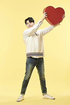 포토 JPG 스튜디오촬영 전신 남자 실내 한명 서기 미소 들기 20대 성인 앞모습 한국인 하트상자 손뻗기 노란배경 의료성형뷰티 성인남자한명만 국내포토 1 뷰포인트 백그라운드 모션 표정 사람 동양인 청년 내부 상자 노란색 남자한명만 성인남자만 파일형식