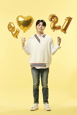 포토 JPG 스튜디오촬영 전신 남자 실내 한명 서기 미소 들기 20대 성인 앞모습 숫자 한국인 하트 풍선 노란배경 의료성형뷰티 성인남자한명만 2021년 국내포토 모양 문자 1 뷰포인트 백그라운드 모션 표정 사람 동양인 청년 내부 노란색 연도 남자한명만 성인남자만 파일형식