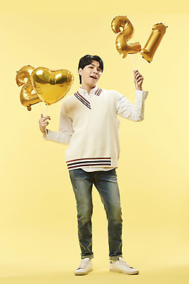 포토 JPG 스튜디오촬영 전신 남자 실내 한명 서기 미소 들기 20대 성인 앞모습 숫자 한국인 하트 풍선 노란배경 의료성형뷰티 성인남자한명만 2021년 국내포토 모양 문자 1 뷰포인트 백그라운드 모션 표정 사람 동양인 청년 내부 노란색 연도 남자한명만 성인남자만 파일형식