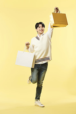 포토 JPG 스튜디오촬영 전신 남자 모션 실내 한명 서기 들기 20대 성인 앞모습 쇼핑백 한국인 노란배경 다리들기 슈퍼맨포즈 의료성형뷰티 성인남자한명만 국내포토 1 뷰포인트 포즈 백그라운드 가방 사람 동양인 청년 내부 노란색 남자한명만 성인남자만 파일형식