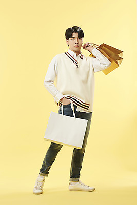 포토 JPG 스튜디오촬영 전신 남자 모션 실내 한명 서기 들기 20대 성인 앞모습 쇼핑백 한국인 자신감 주머니손 노란배경 의료성형뷰티 성인남자한명만 국내포토 1 감정 뷰포인트 백그라운드 가방 사람 동양인 청년 내부 노란색 남자한명만 성인남자만 파일형식