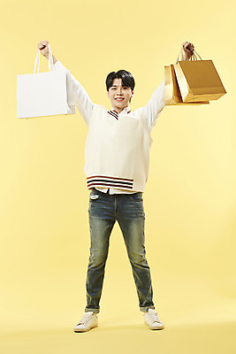 포토 JPG 스튜디오촬영 전신 남자 모션 실내 한명 서기 미소 들기 20대 성인 앞모습 쇼핑백 한국인 손뻗기 노란배경 의료성형뷰티 성인남자한명만 국내포토 1 뷰포인트 백그라운드 가방 표정 사람 동양인 청년 내부 노란색 남자한명만 성인남자만 파일형식