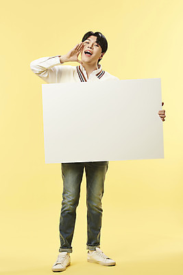 포토 JPG 스튜디오촬영 전신 배너 남자 사각프레임 실내 한명 서기 들기 20대 성인 앞모습 외침 한국인 노란배경 의료성형뷰티 성인남자한명만 국내포토 1 뷰포인트 백그라운드 모션 프레임 사람 동양인 청년 내부 노란색 사각형 소리 남자한명만 성인남자만 파일형식