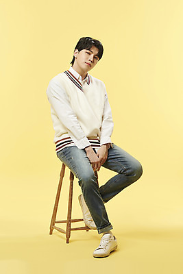 포토 JPG 스튜디오촬영 남자 포즈 실내 한명 앉기 20대 성인 앞모습 한국인 나무의자 노란배경 의료성형뷰티 성인남자한명만 국내포토 1 뷰포인트 백그라운드 의자 모션 사람 동양인 청년 내부 목재 노란색 남자한명만 성인남자만 파일형식