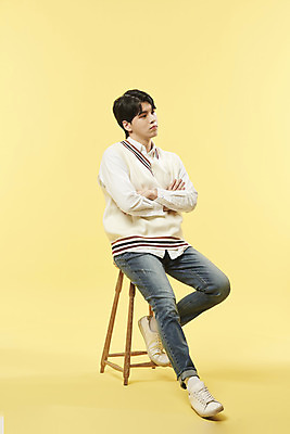 포토 JPG 스튜디오촬영 전신 남자 포즈 실내 한명 앉기 20대 성인 앞모습 팔짱 한국인 고민 나무의자 노란배경 의료성형뷰티 성인남자한명만 국내포토 1 감정 뷰포인트 백그라운드 의자 모션 사람 동양인 청년 내부 목재 노란색 남자한명만 성인남자만 파일형식