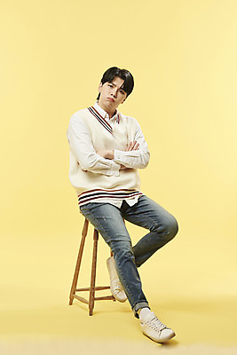 포토 JPG 스튜디오촬영 전신 남자 포즈 실내 한명 앉기 20대 성인 앞모습 팔짱 한국인 나무의자 불만 노란배경 뾰루퉁 의료성형뷰티 성인남자한명만 국내포토 1 감정 뷰포인트 백그라운드 의자 모션 사람 동양인 청년 내부 목재 노란색 남자한명만 성인남자만 파일형식