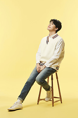 포토 JPG 스튜디오촬영 전신 남자 포즈 실내 한명 미소 앉기 20대 성인 옆모습 한국인 올려보기 나무의자 노란배경 의료성형뷰티 성인남자한명만 국내포토 1 뷰포인트 백그라운드 의자 모션 표정 사람 동양인 청년 내부 목재 노란색 남자한명만 성인남자만 파일형식