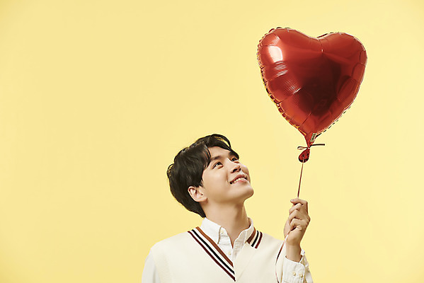 포토 JPG 스튜디오촬영 남자 실내 한명 미소 들기 상반신 20대 성인 앞모습 한국인 올려보기 하트풍선 노란배경 의료성형뷰티 성인남자한명만 국내포토 1 뷰포인트 백그라운드 모션 표정 사람 동양인 청년 내부 노란색 하트 풍선 남자한명만 성인남자만 파일형식