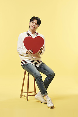 포토 JPG 스튜디오촬영 전신 남자 실내 한명 미소 들기 앉기 20대 성인 앞모습 한국인 나무의자 하트상자 노란배경 의료성형뷰티 성인남자한명만 국내포토 1 뷰포인트 백그라운드 의자 모션 표정 사람 동양인 청년 내부 목재 상자 노란색 남자한명만 성인남자만 파일형식