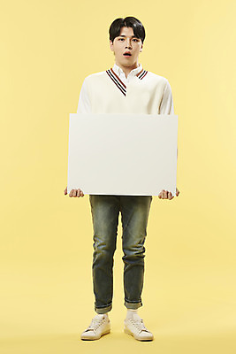 포토 JPG 스튜디오촬영 전신 배너 남자 사각프레임 실내 한명 서기 들기 20대 성인 앞모습 놀람 한국인 노란배경 의료성형뷰티 성인남자한명만 국내포토 1 감정 뷰포인트 백그라운드 모션 프레임 표정 사람 동양인 청년 내부 노란색 사각형 남자한명만 성인남자만 파일형식